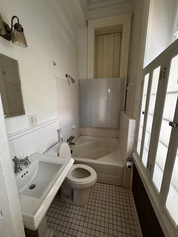 Huge bottom floor apartment next to Monroe Park! property image