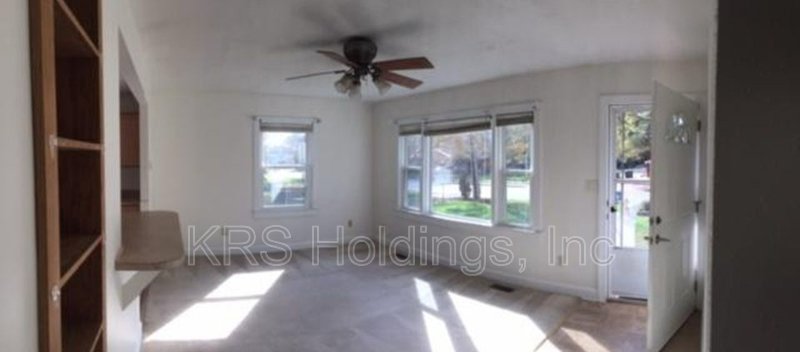 Cute home w detached Garage property image