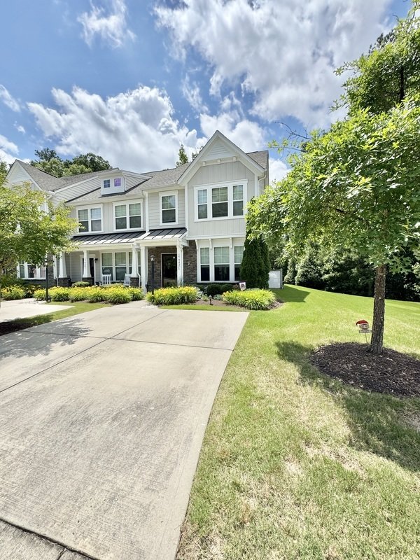 Beautiful 2BR/2.5BA End-Unit Townhouse in Magnolia Green! property image