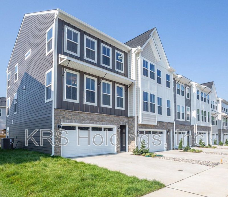 Beautiful Modern Newer Construction property image