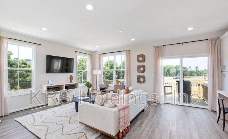 Beautiful Modern Newer Construction property image