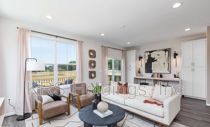 Beautiful Modern Newer Construction property image