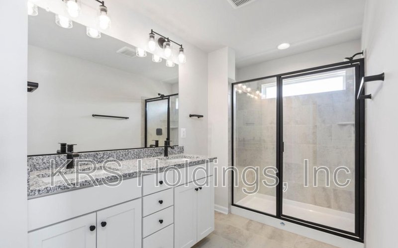 Beautiful Modern Newer Construction property image