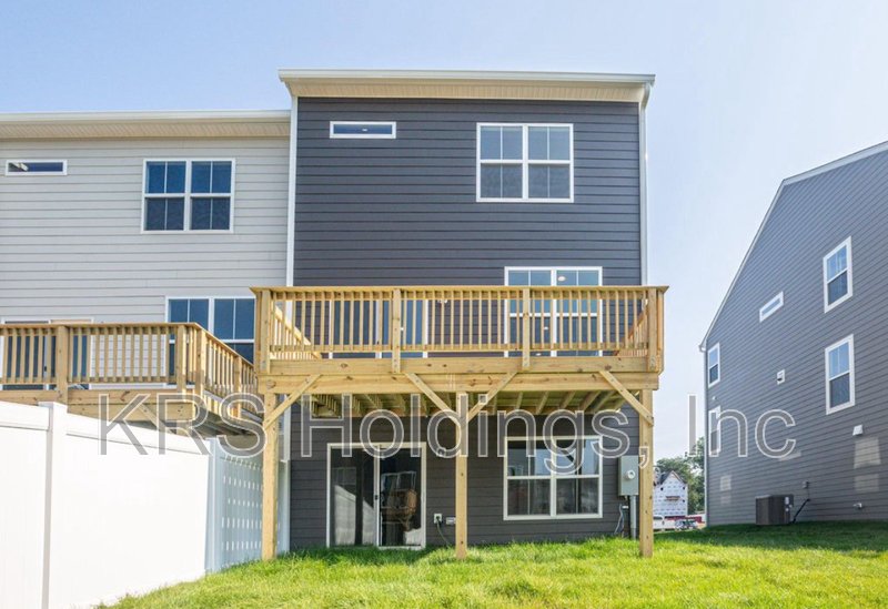 Beautiful Modern Newer Construction property image