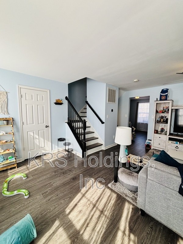 Renovated Corner lot Available for April property image