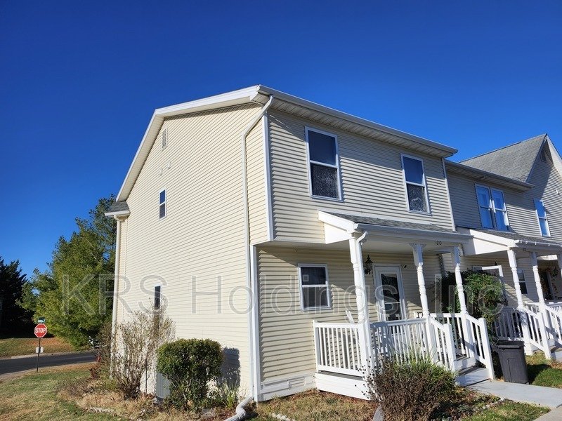 For Rent: Harrisonburg 3 BR, 2.5 Bath Well-maintained Townhouse property image