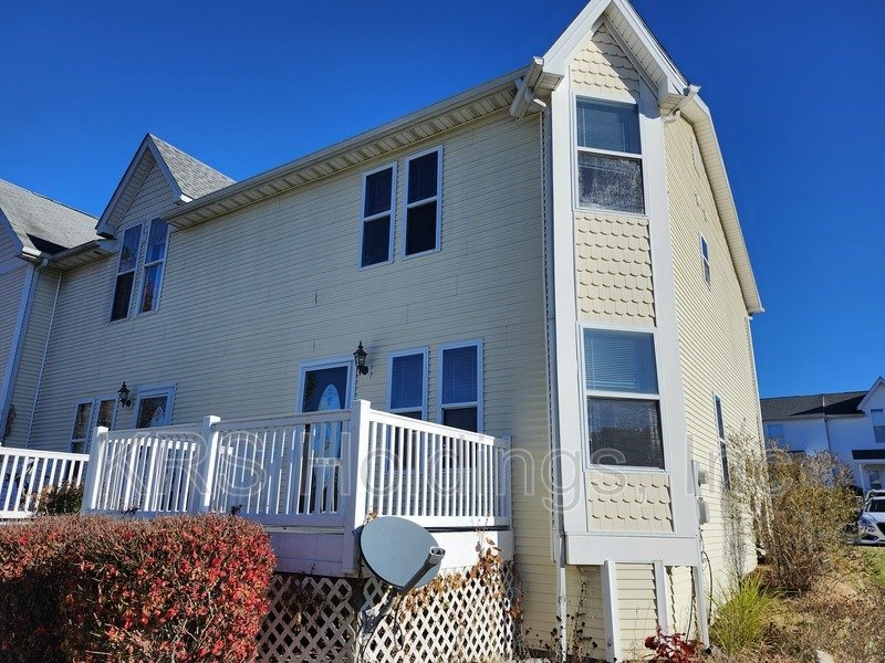 For Rent: Harrisonburg 3 BR, 2.5 Bath Well-maintained Townhouse property image