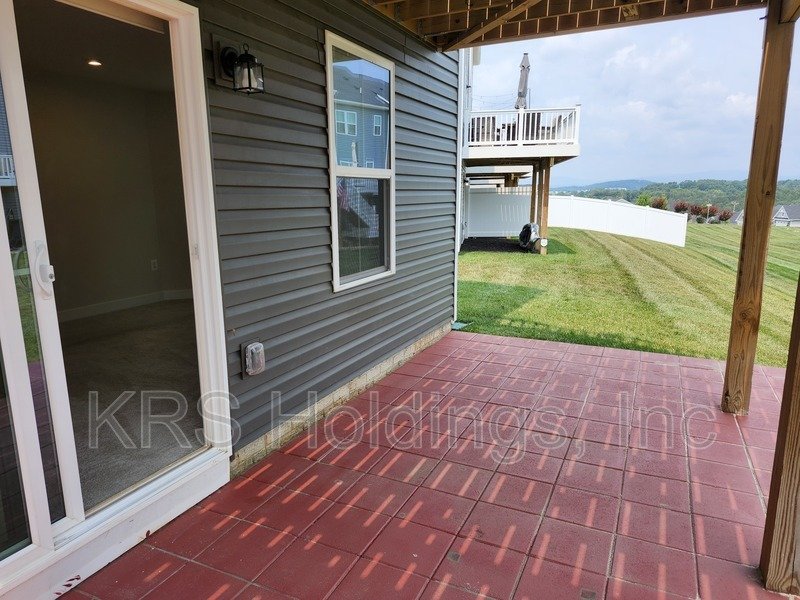 READY NOW, TOWNHOUSE NEAR HARRISONBURG - 4 BR, 3.5 Bath End Unit property image