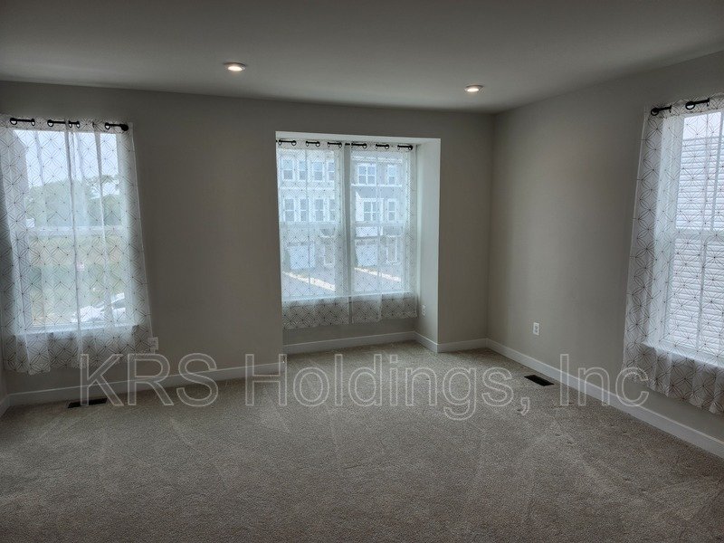 READY NOW, TOWNHOUSE NEAR HARRISONBURG - 4 BR, 3.5 Bath End Unit property image