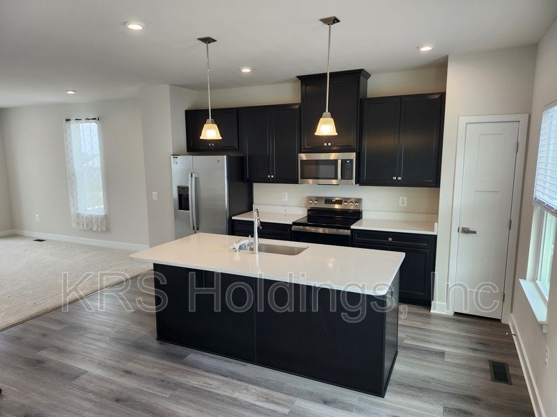 READY NOW, TOWNHOUSE NEAR HARRISONBURG - 4 BR, 3.5 Bath End Unit property image