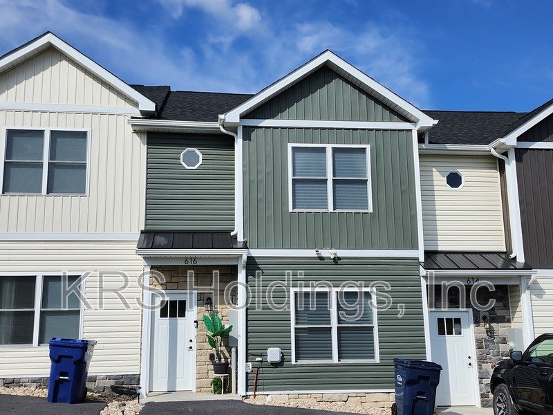 October Special-$500 OFF 1ST MONTH'S RENT-Practically New 3 BR, 2.5 Bath Townhome, Great Harrisonburg Location property image