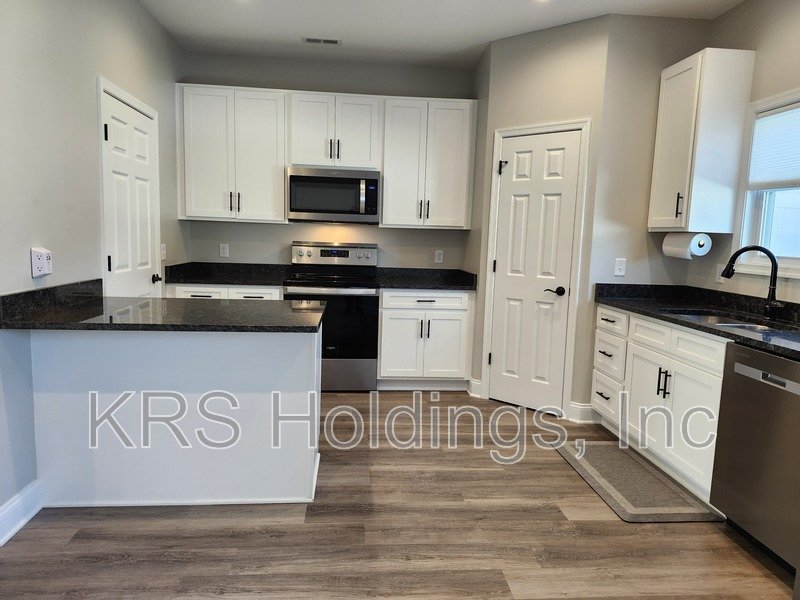 October Special-$500 OFF 1ST MONTH'S RENT-Practically New 3 BR, 2.5 Bath Townhome, Great Harrisonburg Location property image
