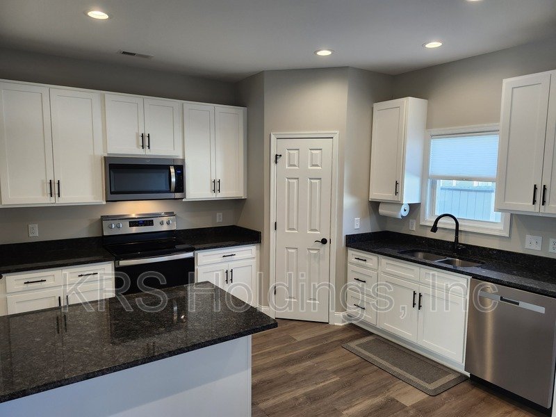 October Special-$500 OFF 1ST MONTH'S RENT-Practically New 3 BR, 2.5 Bath Townhome, Great Harrisonburg Location property image
