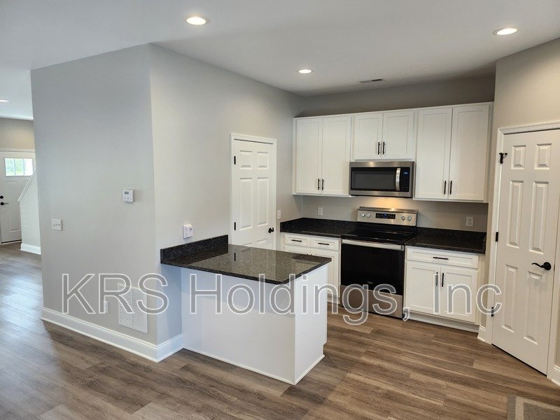 October Special-$500 OFF 1ST MONTH'S RENT-Practically New 3 BR, 2.5 Bath Townhome, Great Harrisonburg Location property image