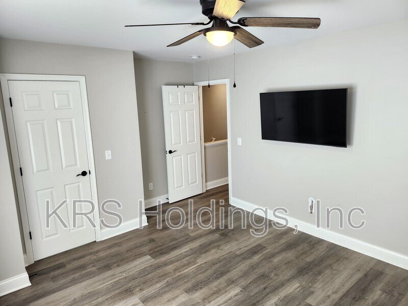 October Special-$500 OFF 1ST MONTH'S RENT-Practically New 3 BR, 2.5 Bath Townhome, Great Harrisonburg Location property image