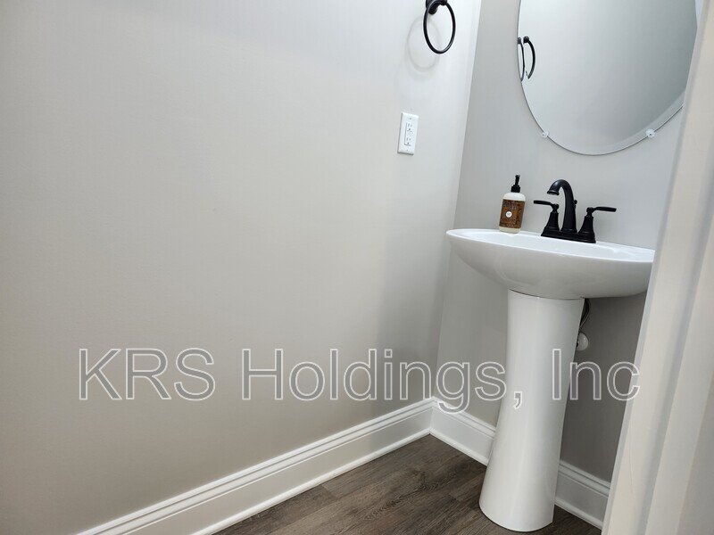 October Special-$500 OFF 1ST MONTH'S RENT-Practically New 3 BR, 2.5 Bath Townhome, Great Harrisonburg Location property image