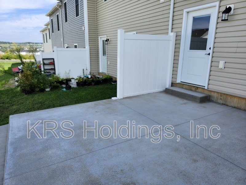October Special-$500 OFF 1ST MONTH'S RENT-Practically New 3 BR, 2.5 Bath Townhome, Great Harrisonburg Location property image