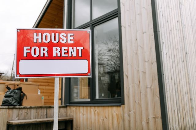 house for rent sign infront of house 