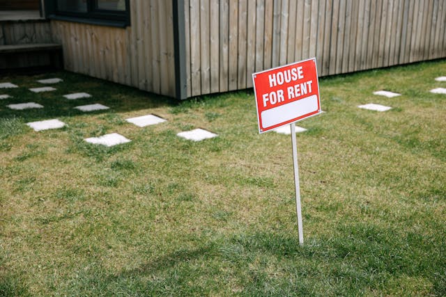 house for rent sign on lawn