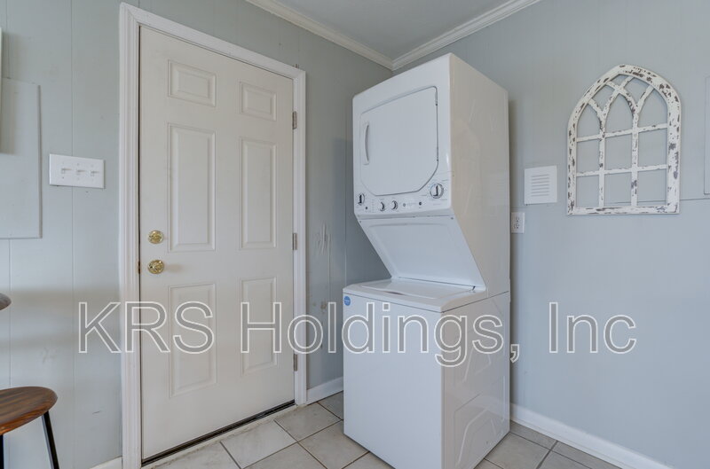 100$ OFF - Renovated 1BR | Utilities Included + Washer/Dryer property image